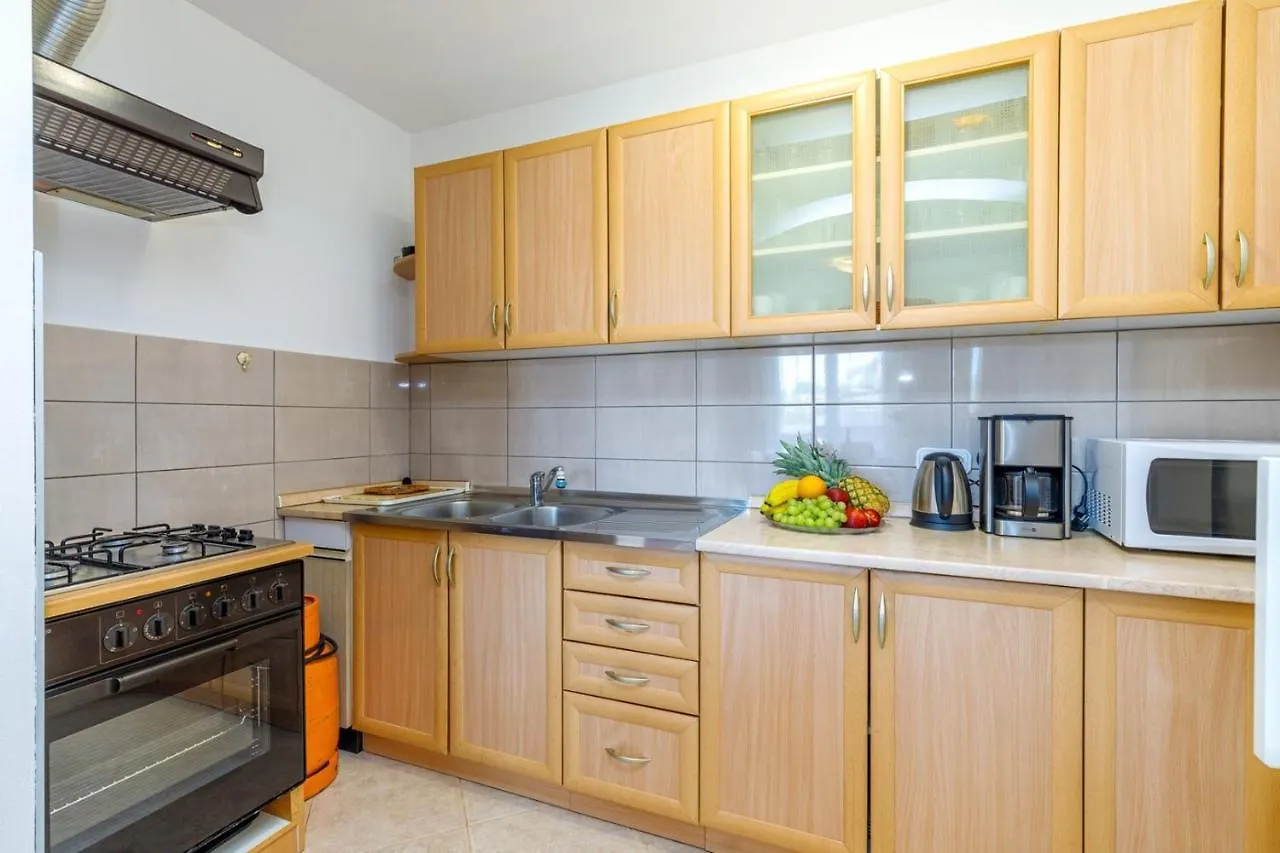 *** Pensjonat Apartments Vanessa With Shared Pool Nova Vas  Chorwacja