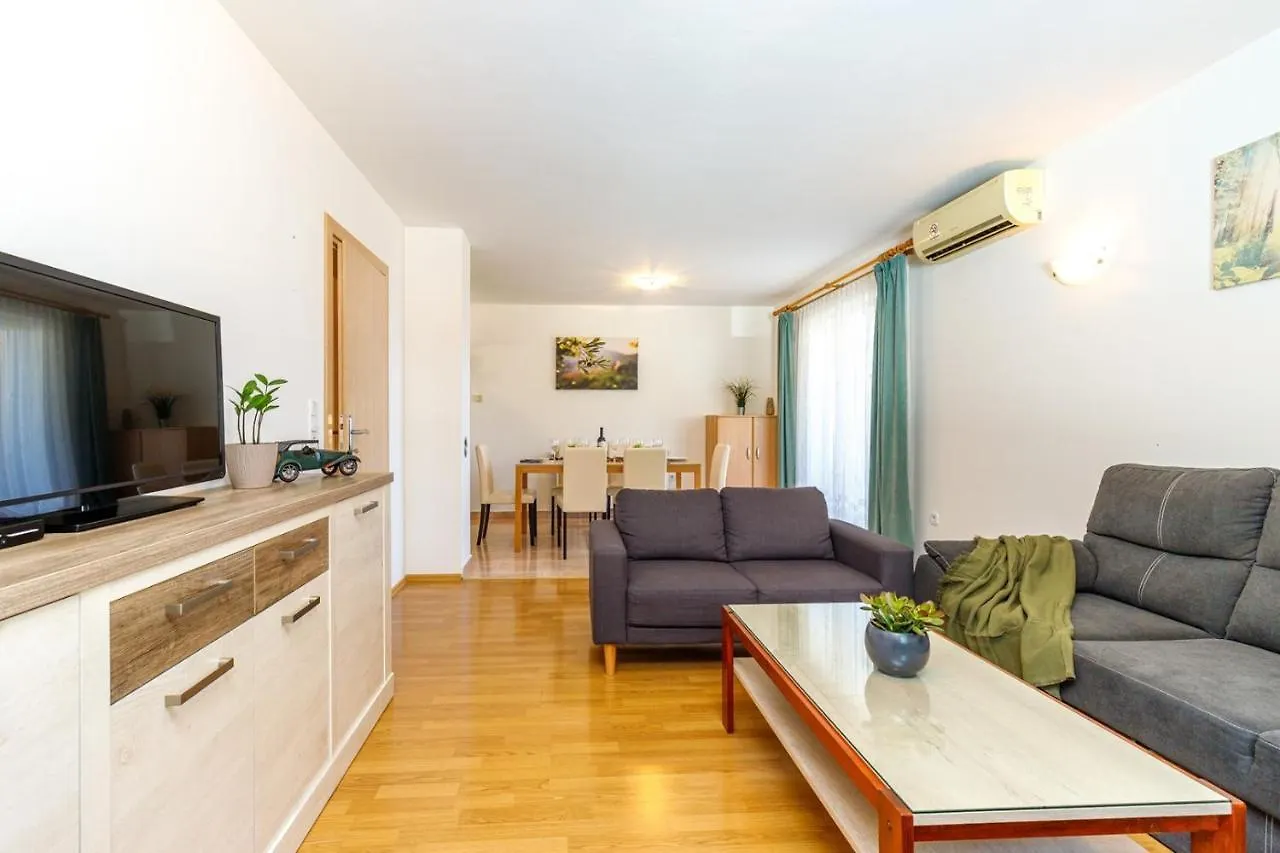 Apartments Vanessa With Shared Pool Nova Vas  Nova Vas (Porec)